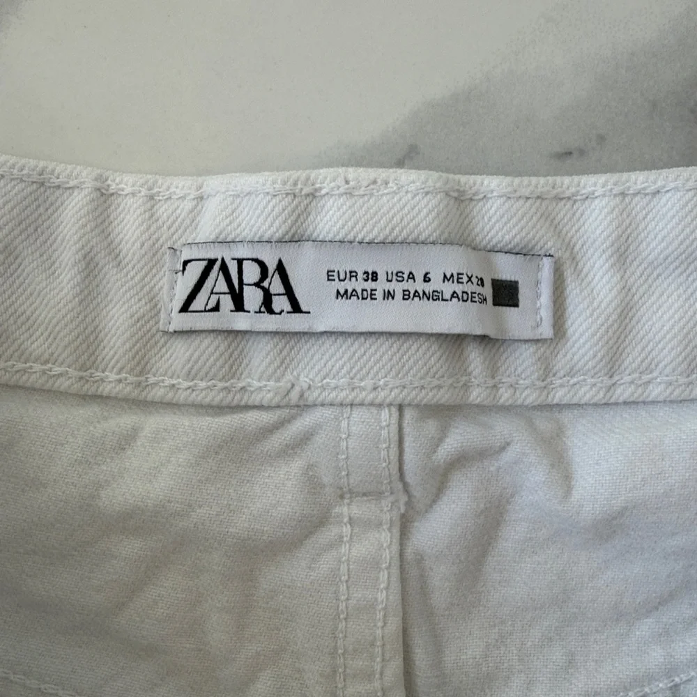 Zara Cut Off Distressed White Denim Jeans Women’s Size 6